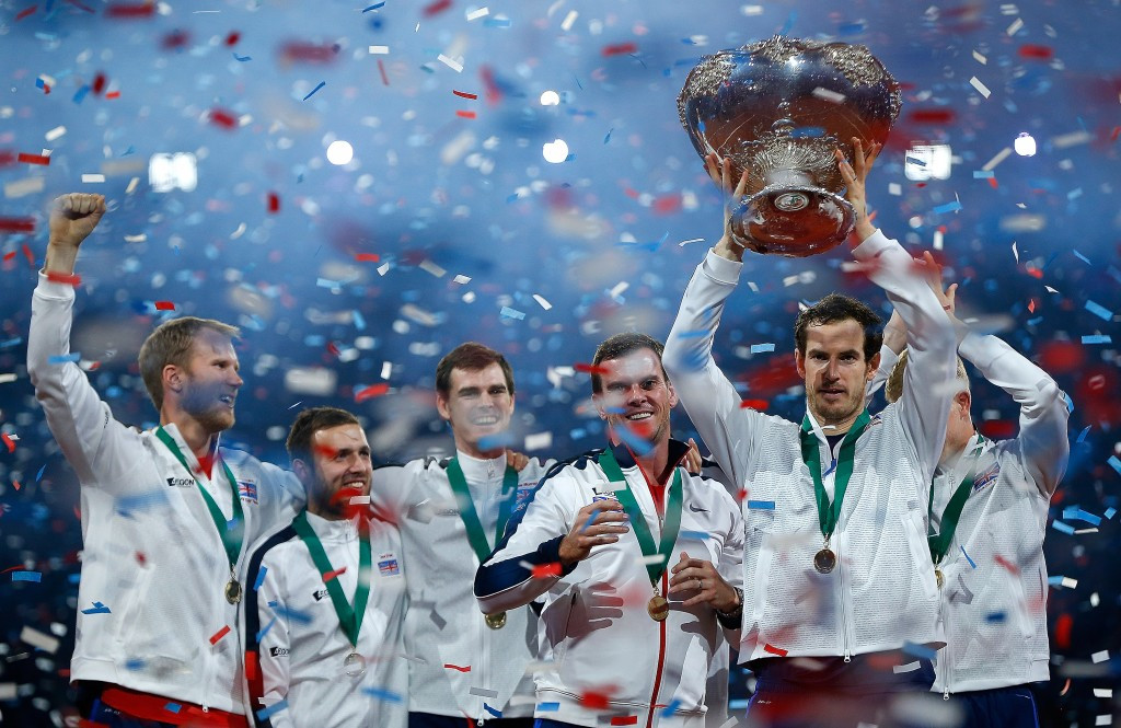 Andy Murray holds the Davis Cup trophy alongside his British team-mates ©Getty Images
