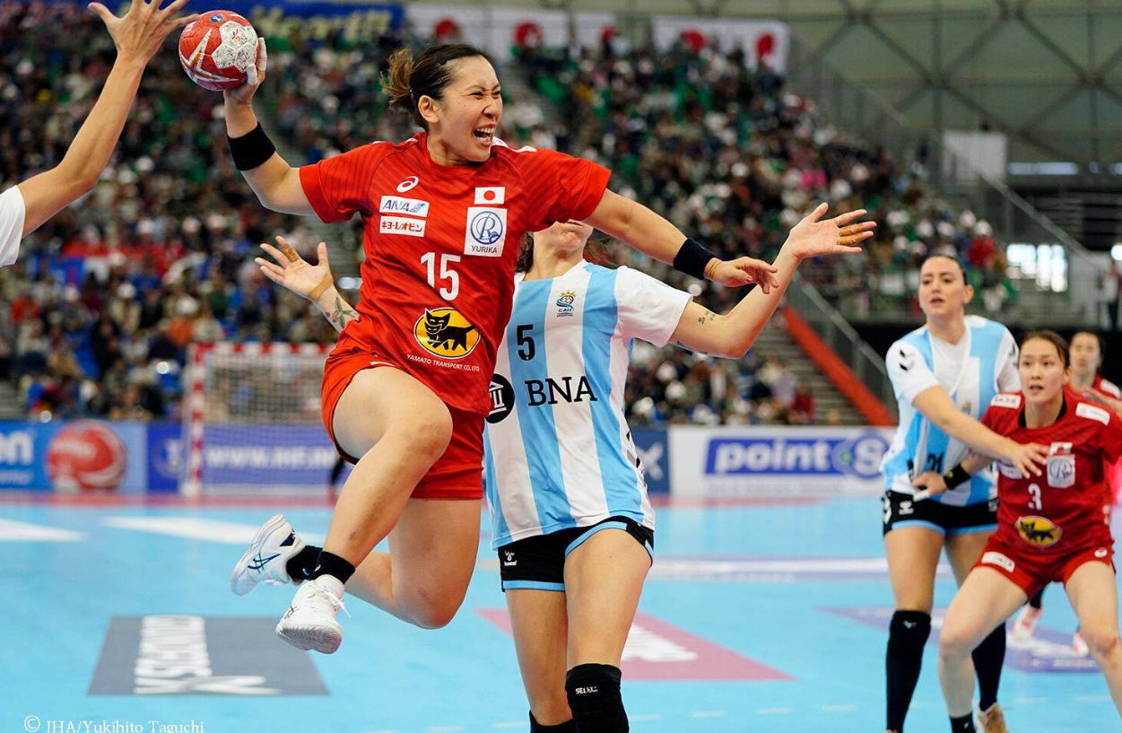 The hosts held on to defeat Argentina 24-20 ©IHF