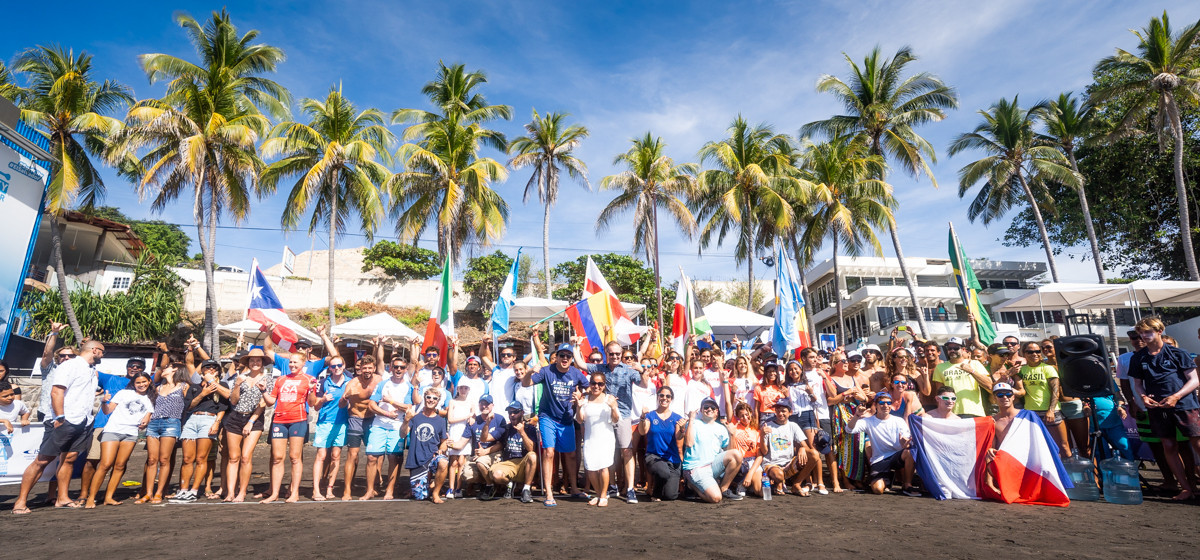 Athletes gathered on the beach to release 200 sea turtles into the sea in support of El Salvador's conservation efforts ©ISA 