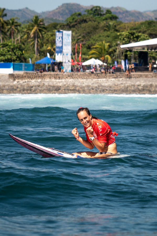 Dupont was happy as her 6.33 wave lifted her into first place at El Sunzal beach ©ISA 