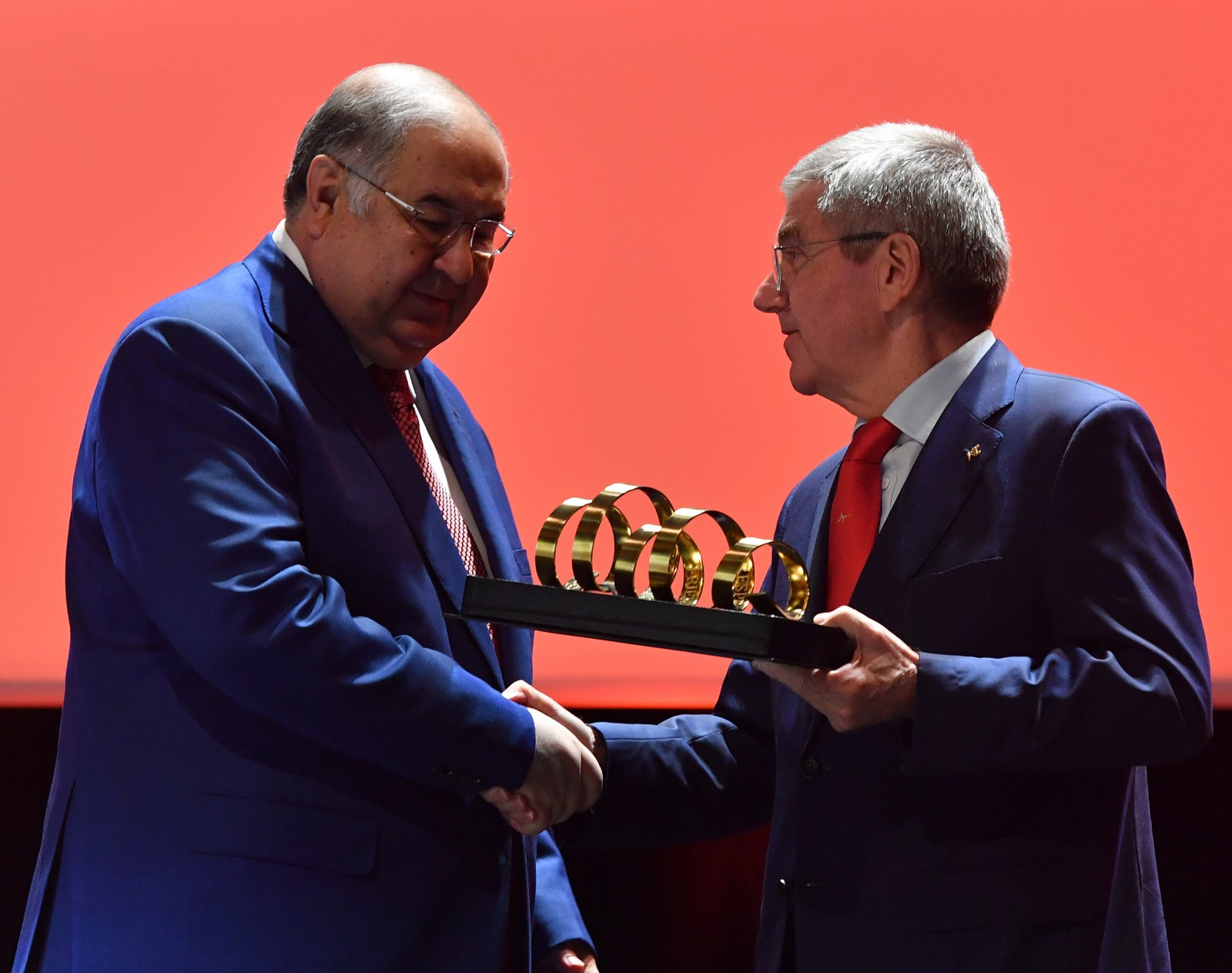 Alisher Usmanov, left, and International Olympic Committee President Thomas Bach, right, each presented one another with awards at the FIE Congress in Lausanne ©FIE