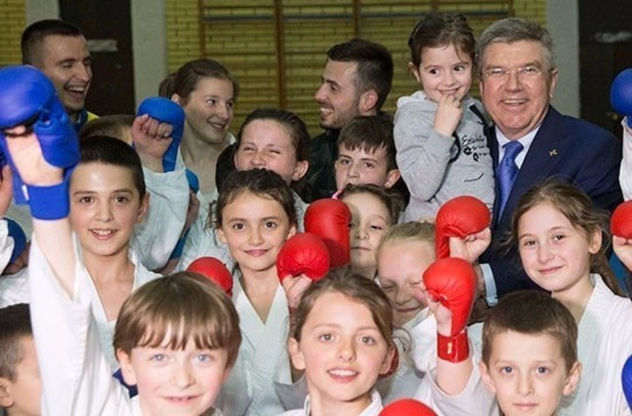 Thomas Bach pictured with youngsters on a visit to Kosovo in April ©IOC