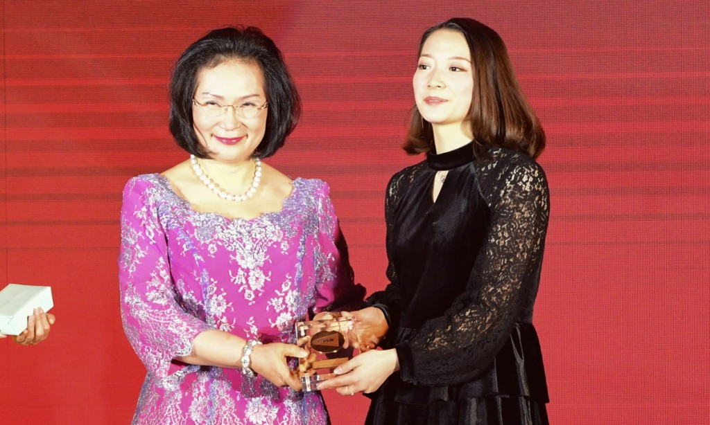 China’s doubles specialist Huang Ya Qiong receives the BWF Female Player of the Year award for the second year in succession from BWF deputy president Khunying Patama Leeswadtrakul ©BWF