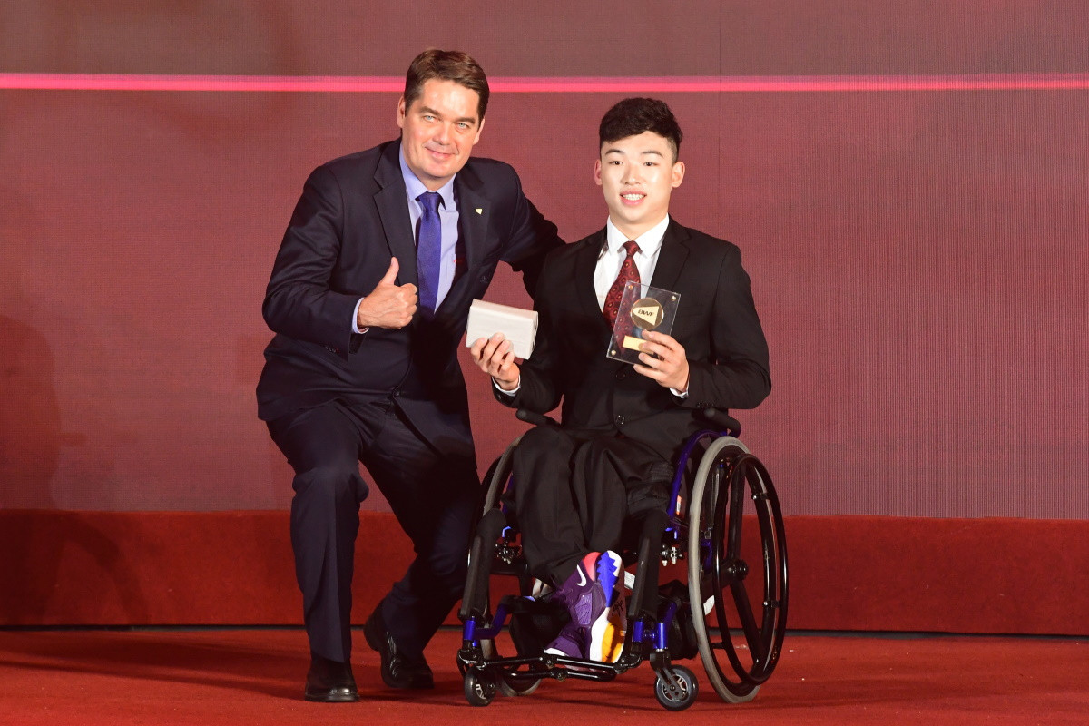 Qu Zimo, winner of the Male Para Badminton Player of the Year award, pictured with BWF President Poul-Erik Høyer Larsen in Guangzhou ©BWF

