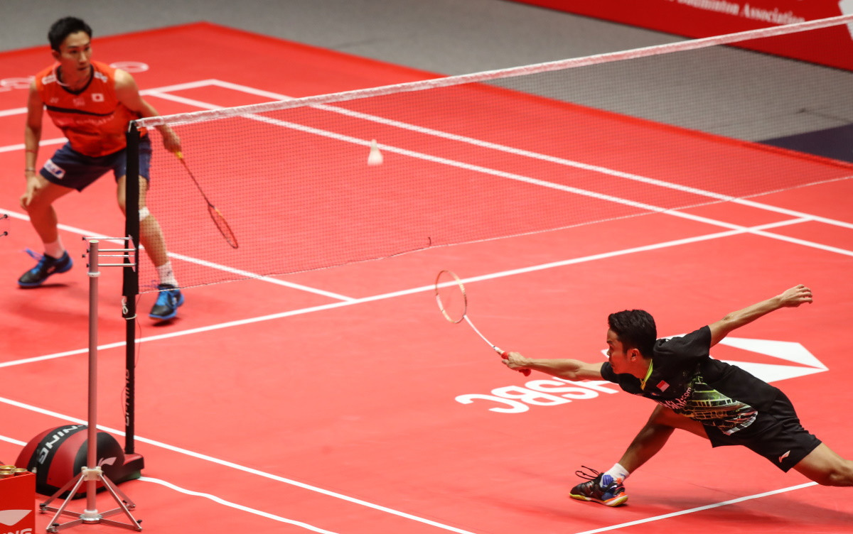 Kento Momota, left, was pushed all the way by Indonesia's Anthony Ginting before winning a record 11th title this season ©BWF
