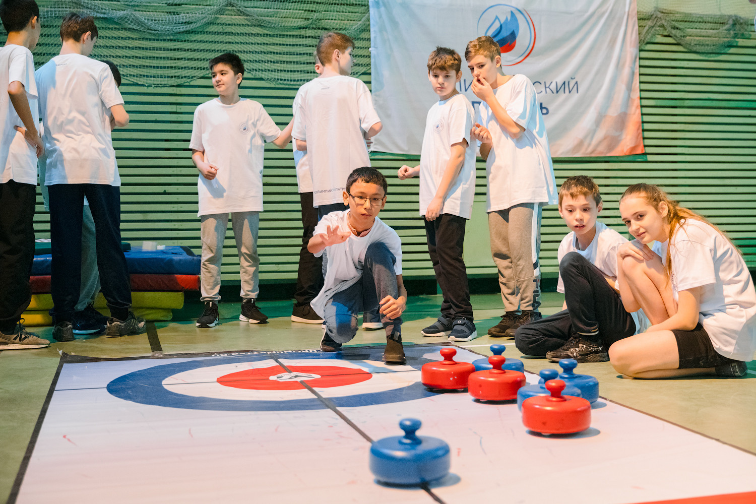 The children had the chance to try out Olympic sports such as curling ©ROC