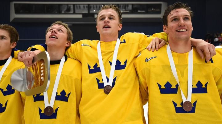 Sweden celebrate a 3-2 win over 2019 IIHF World Junior Championship winners Finland in the third place playoff ©IIHF