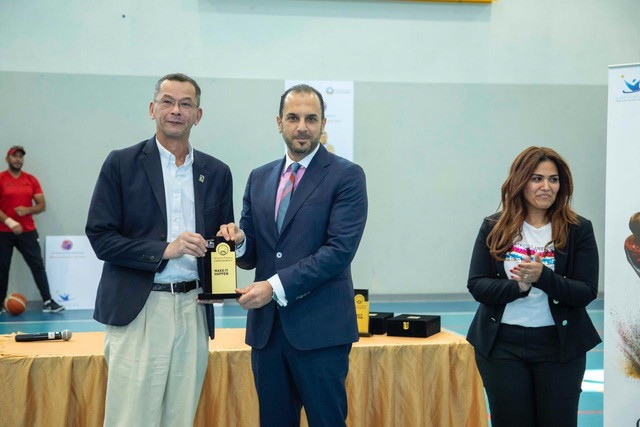 University chancellor Dr Karim Seghir presented a token of appreciation to the IWBF party ©IWBF