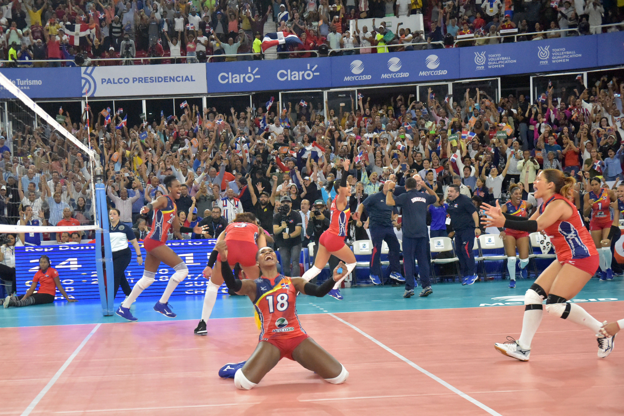 Dominican Republic's women celebrate earning their Olympic place ©FIVB