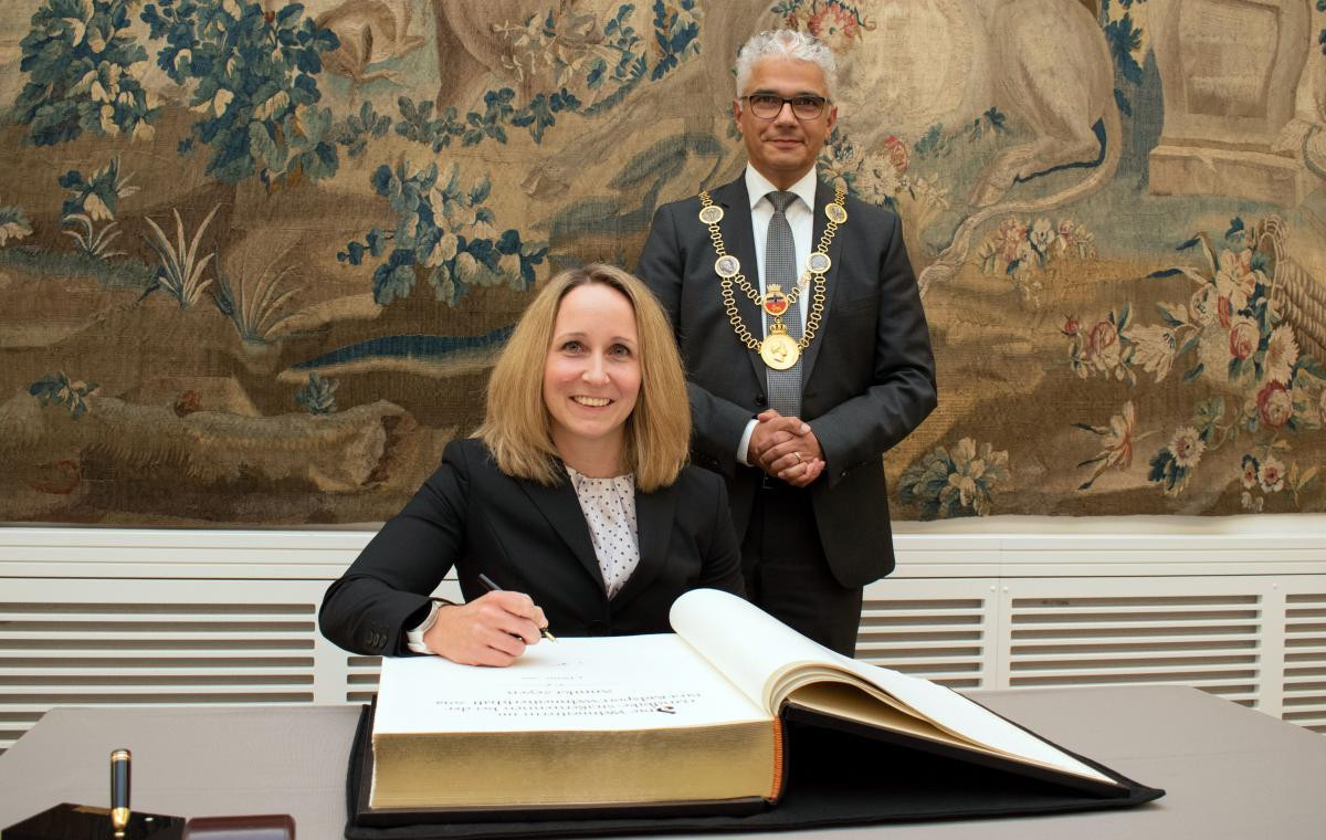 Annika Zeyen has become the first Para-athlete to sign the City of Bonn's golden book ©Sascha Engst/Bundesstadt Bonn