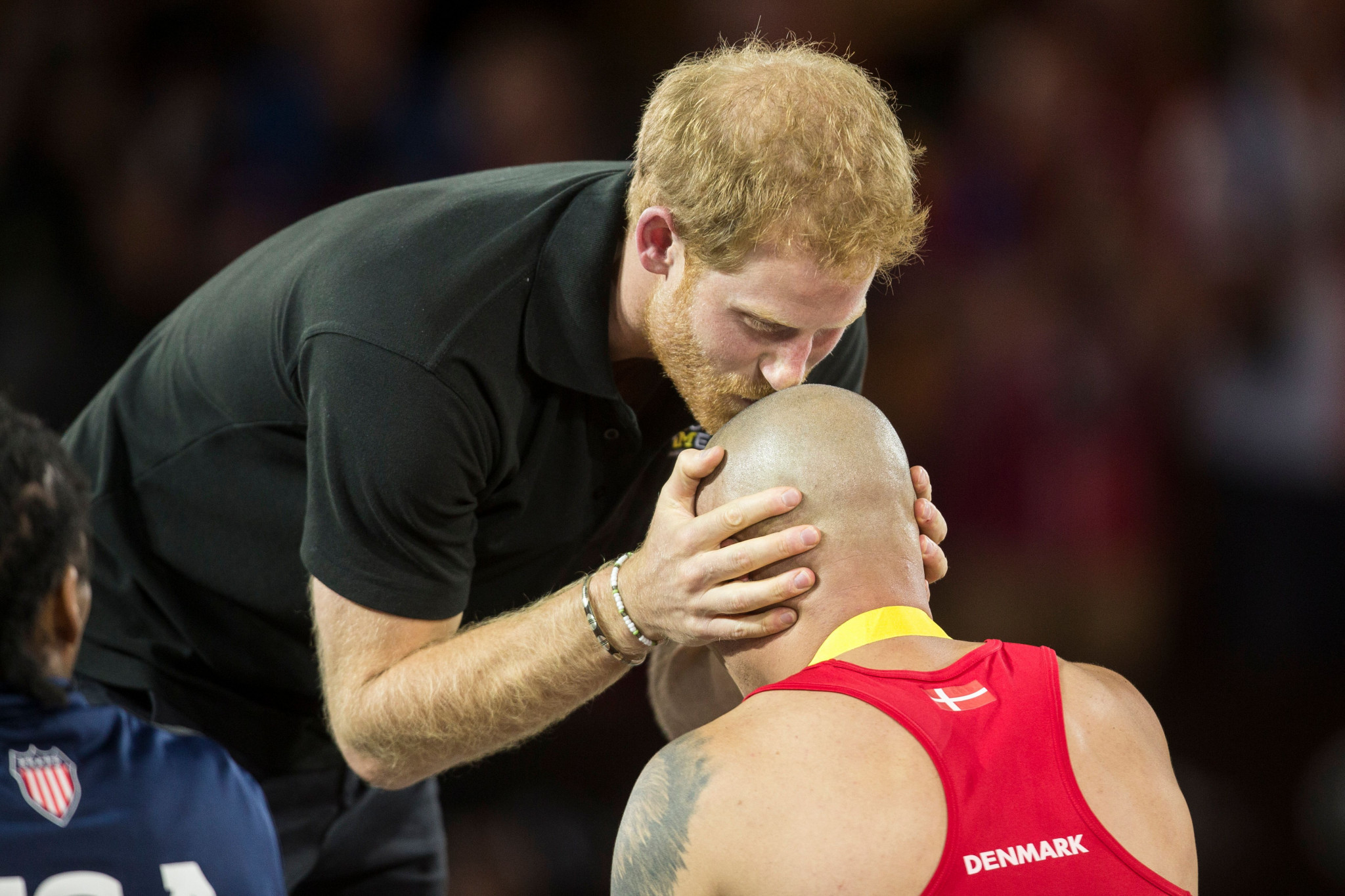 Prince Harry kissing wheelchair rugby gold medalist Maurice Manuel of Denmark in 2017 ©Getty Images