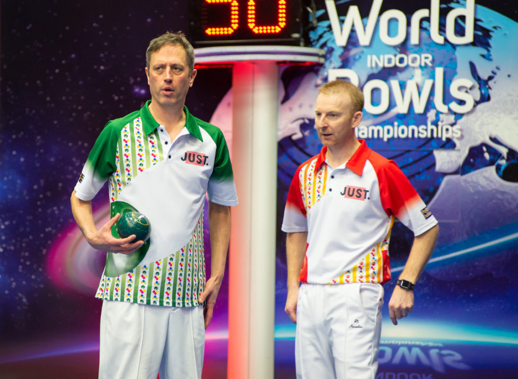 Nick Brett, right, got the better of Scott Edwards at the World Indoor Bowls Championships ©World Bowls Tour