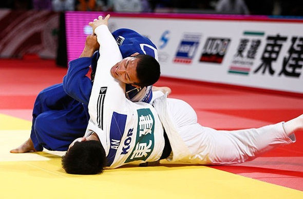 Japan's Hiroyuki Akimoto successfully defended his men's under 73kg crown