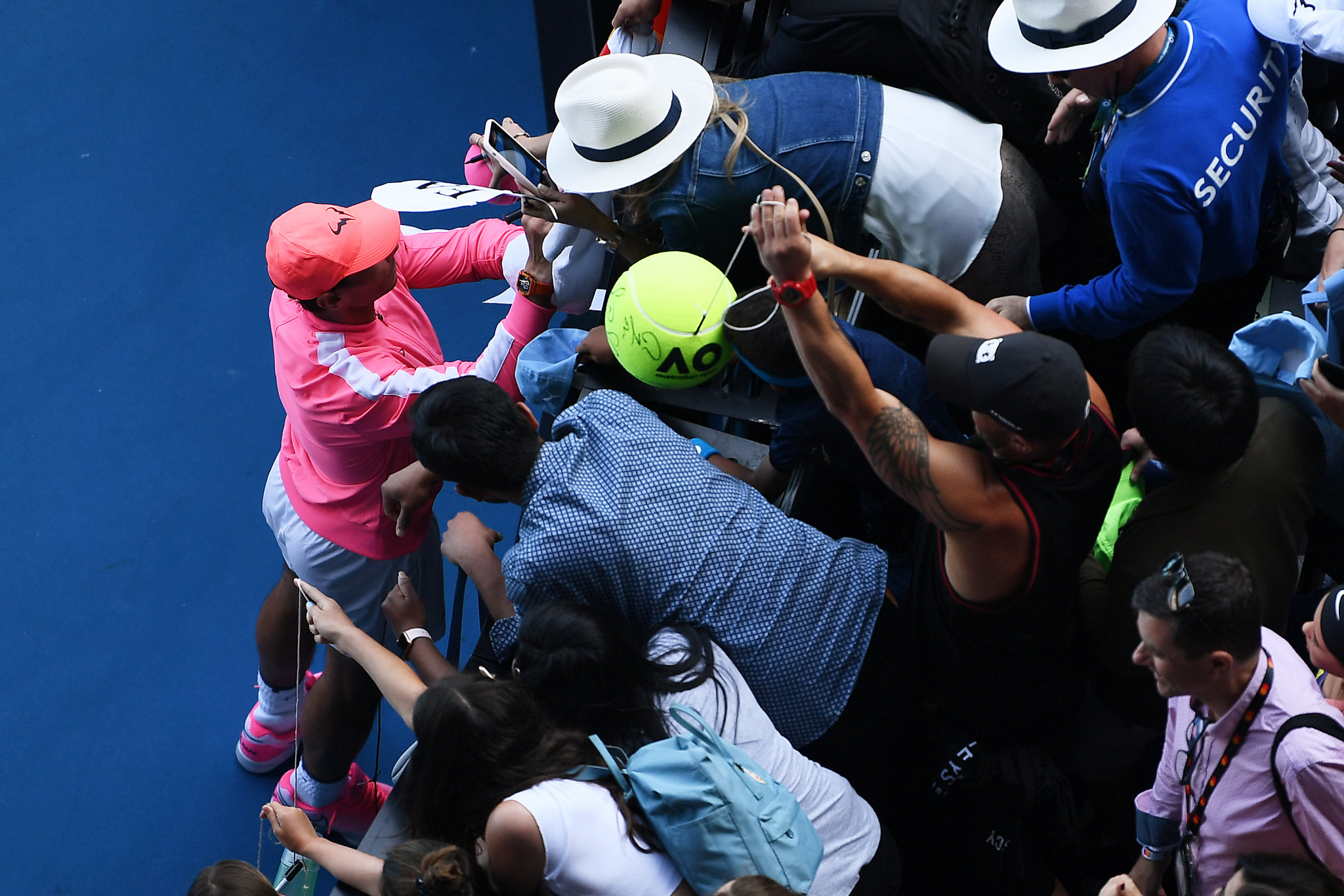 Rafael Nadal signs autographs after breezing through ©Getty Images
