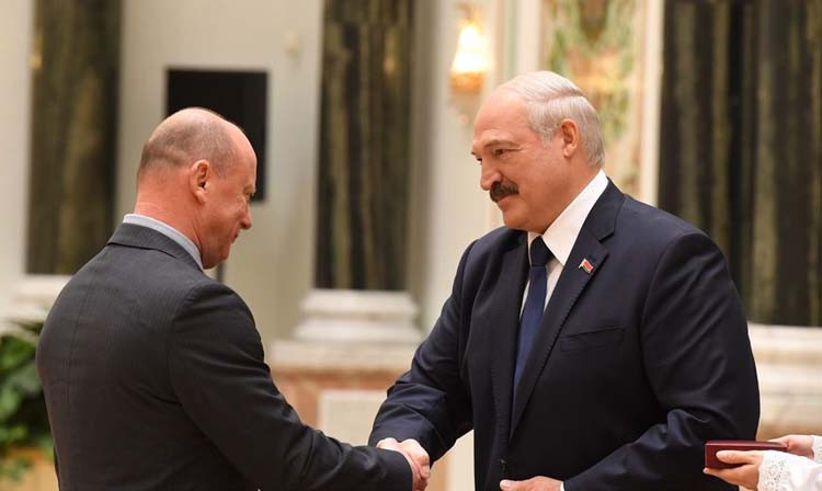 The senior coach of Belarus' national sambo team, Vyacheslav Kot, has been awarded the Order of Honor by the country's President Alexander Lukashenko ©FIAS/BelTA/www.octagon.by