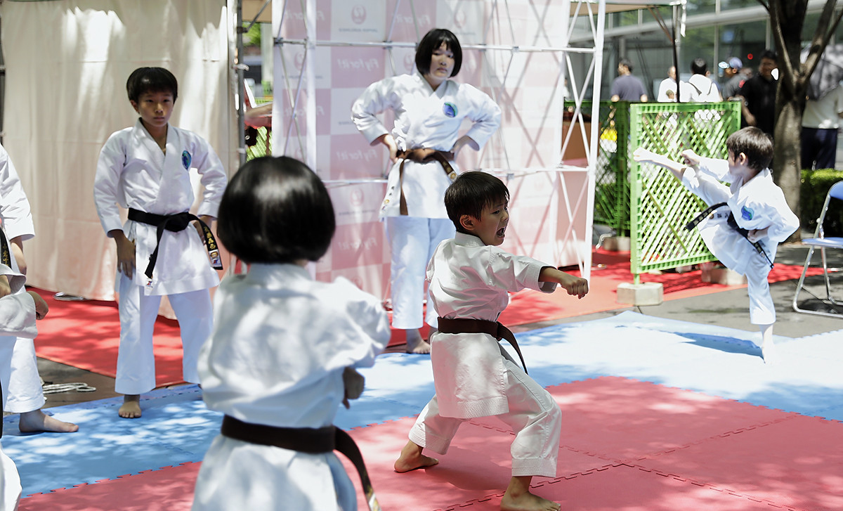 Children take part in a "Let's 55" karate demonstration ©WKF