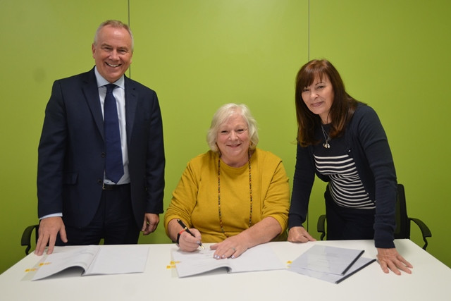 Sandwell Metropolitan Borough Council's Maria Crompton signs the contract with Wates Construction to build the new £73 million Aquatics Centre that will be used during the 2022 Commonwealth Games in Birmingham ©Wates Construction