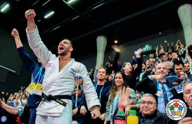 Peter Paltchik, already a home gold medallist at the IJF Tel Aviv Grand Prix, roars on his Israeli colleague Or Sasson to a second title  ©IJF