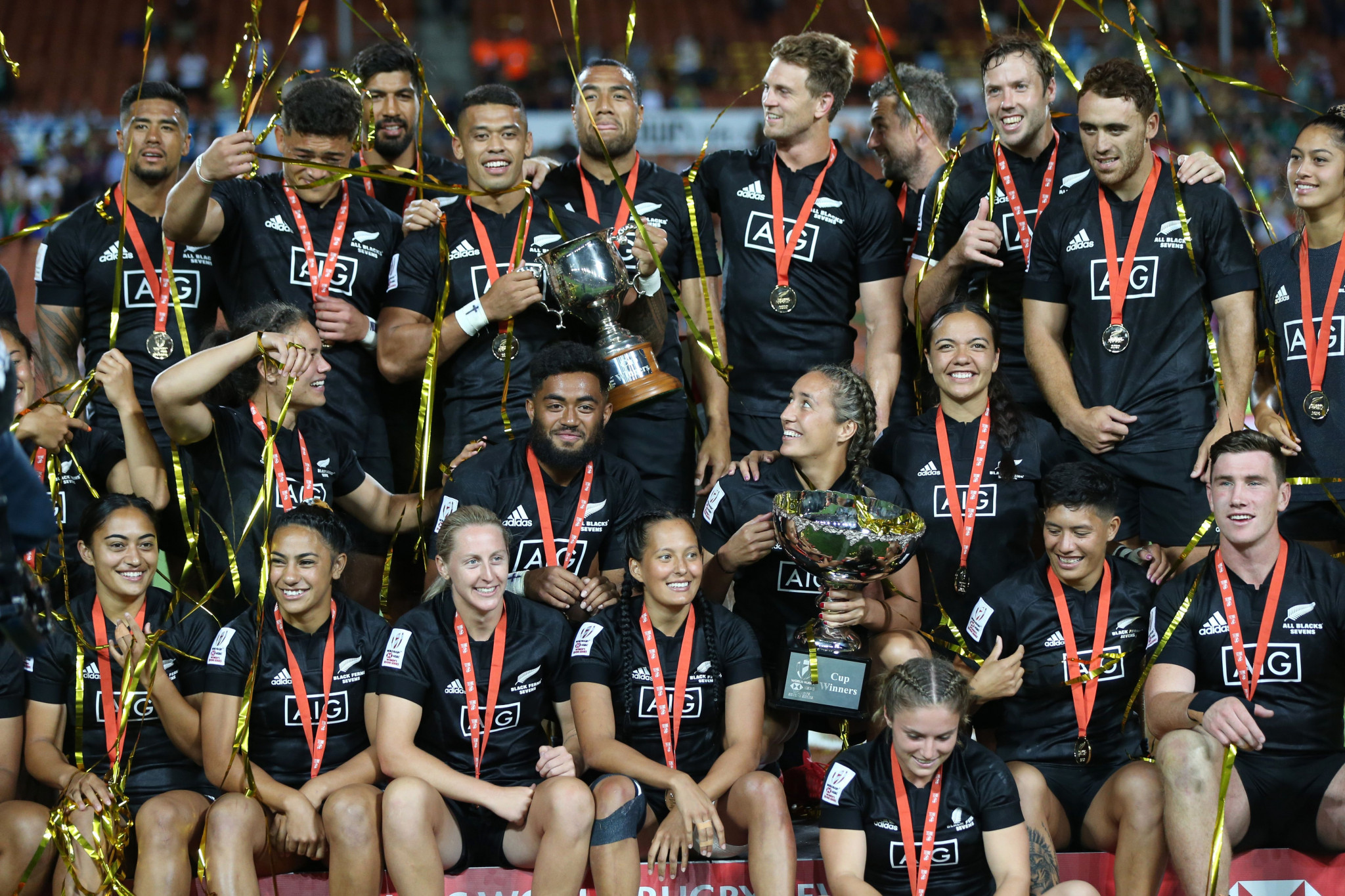 New Zealand's men's and women's teams celebrate together after winning both competitions in the third leg of the Sevens Series ©Getty Images