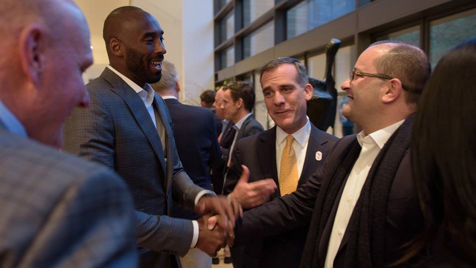 Kobe Bryant, left, meets FIBA secretary general Patrick Baumann, right, during the IOC Evaluation Commission visit to Los Angeles where he helped promote the city's Olympic bid ©Los Angeles 2028