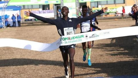Kenya's Leonard Kipkemboi Bett got the better of Tadese Worku in the Cinque Mulini cross country race in Italy today ©World Athletics