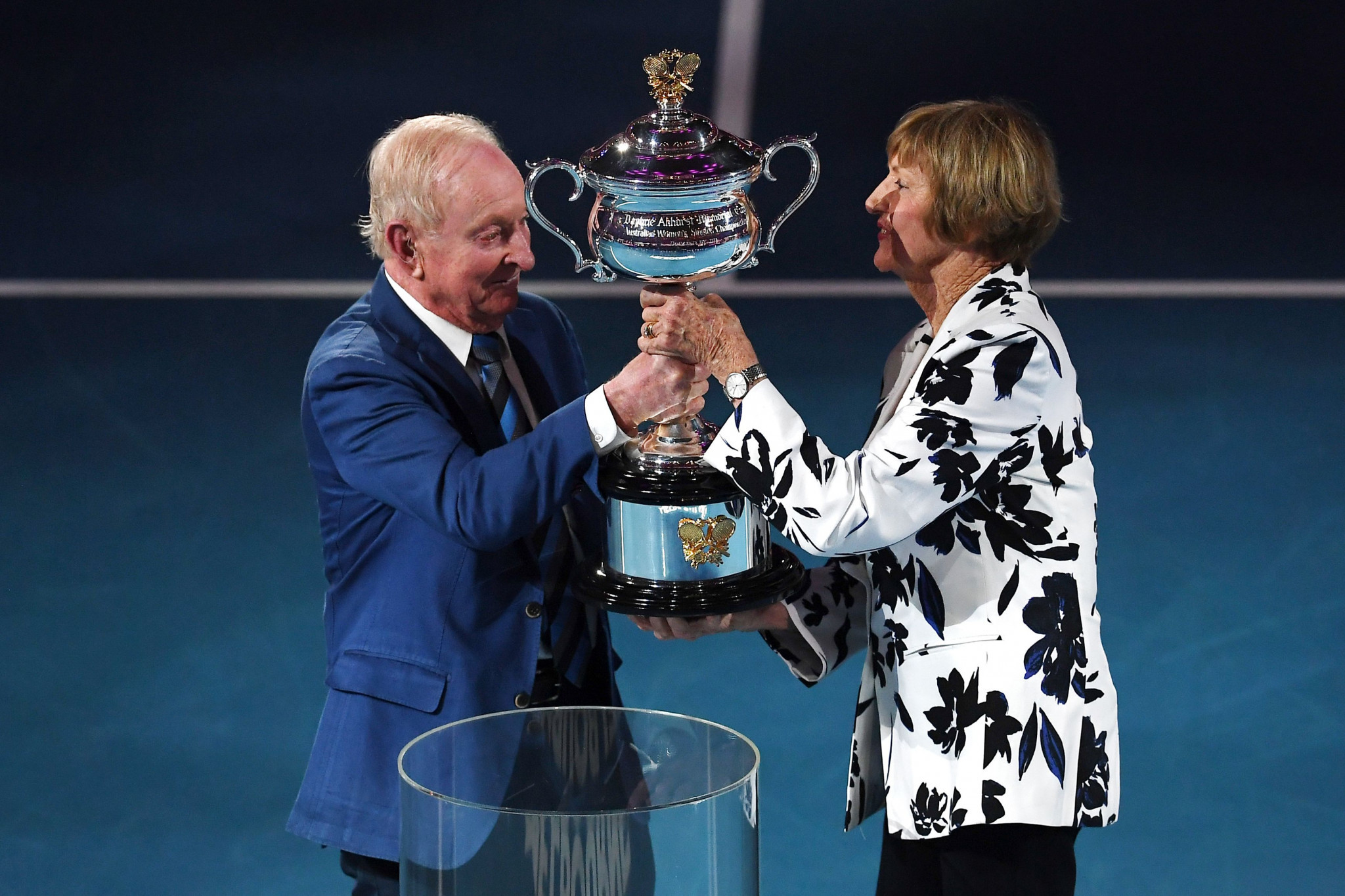 Margaret Court received her trophy from Rod Laver ©Getty Images