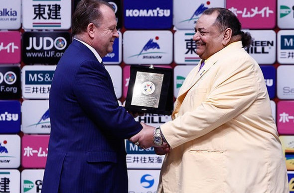 IJF President Marius Vizer presents Cuba's retiring national coach Ronaldo Veitia Valdivie with the IJF plaquette and gold card in recognition of his career achievements