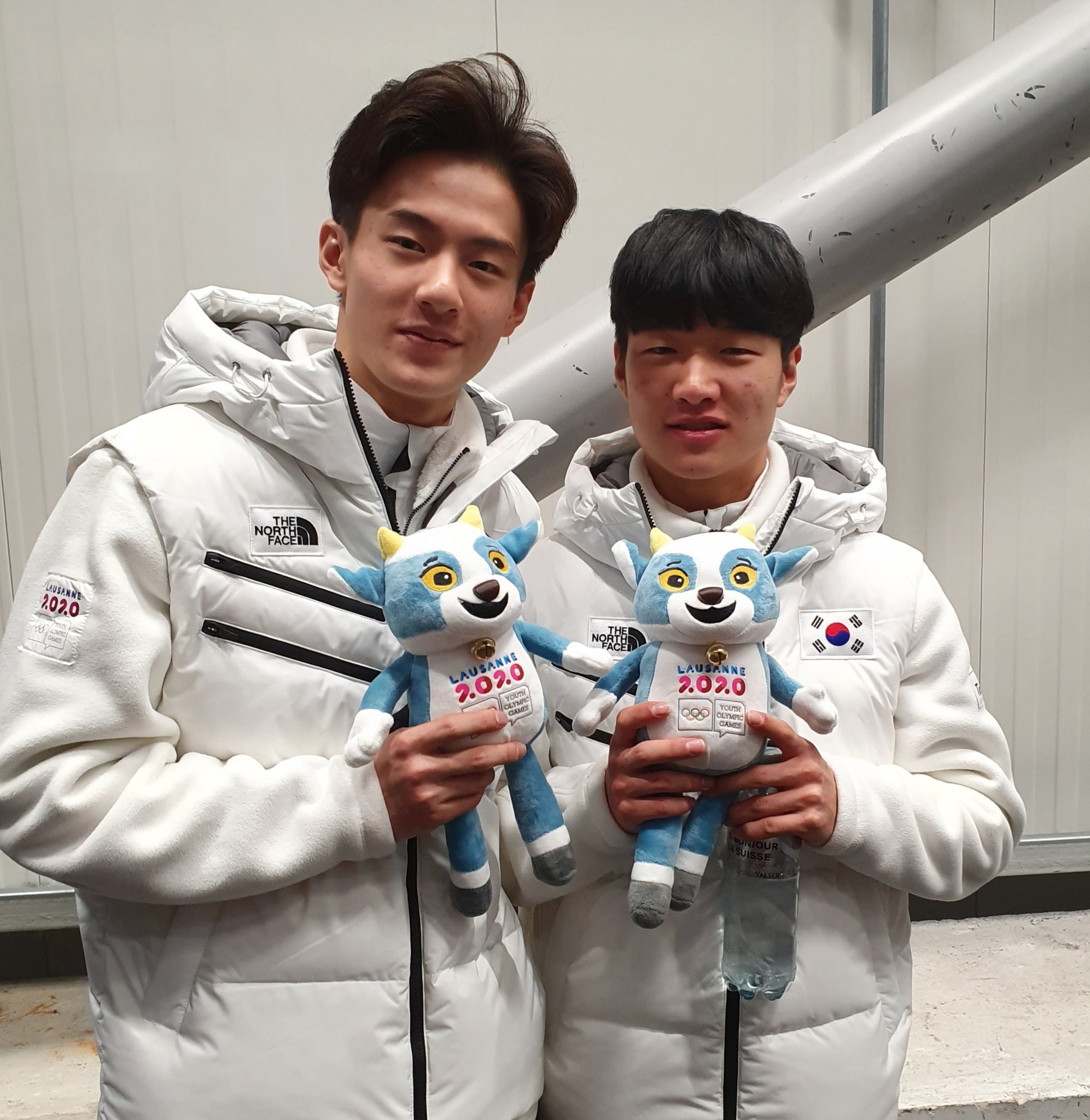 Lee Jeong-min, right, at the Winter Youth Olympics, would take 500m gold in Bormio in Italy ©Twitter/@youtholympics
