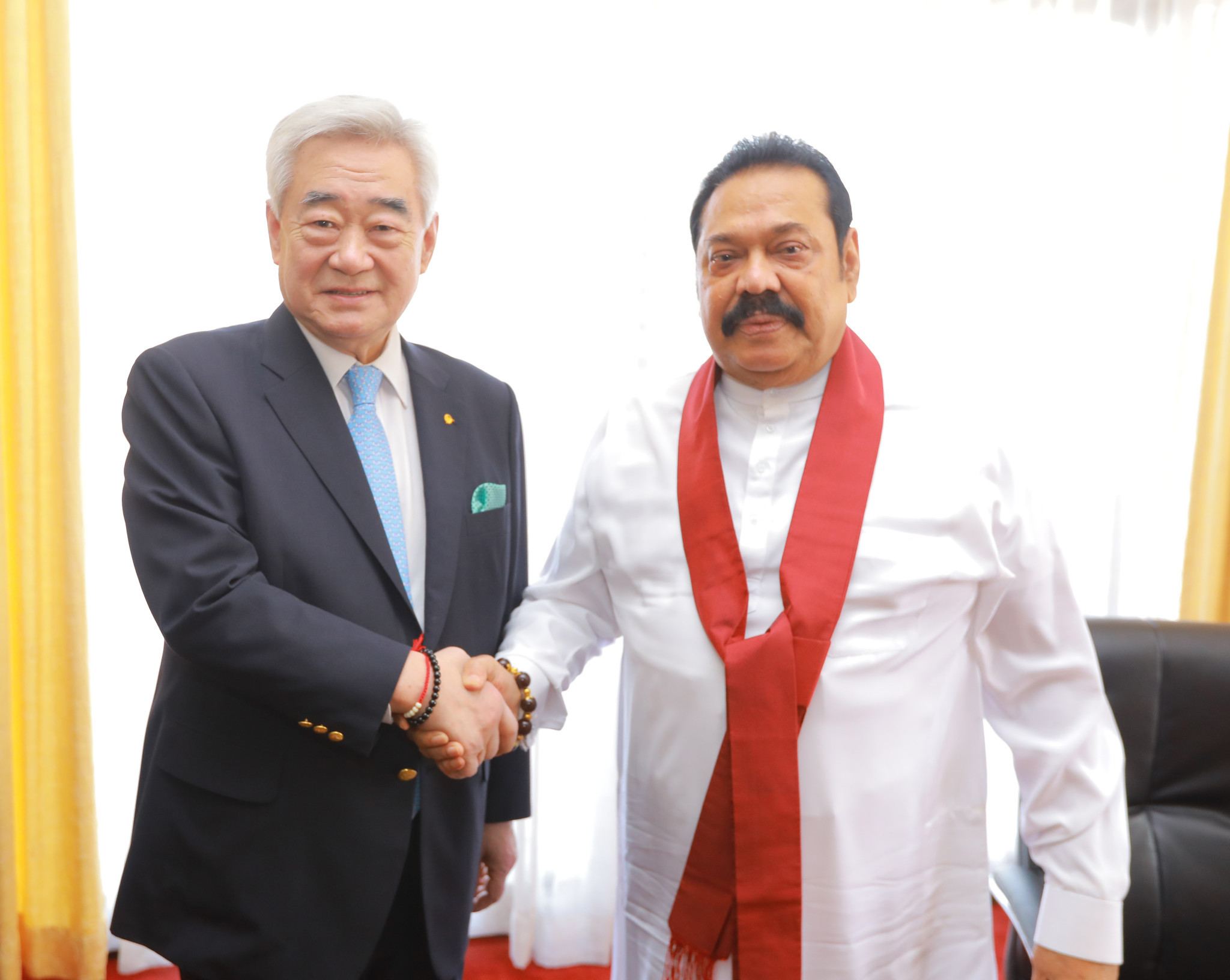 Chungwon Choue, left, met Sri Lankan Prime Minister Mahinda Rajapaksa ©World Taekwondo