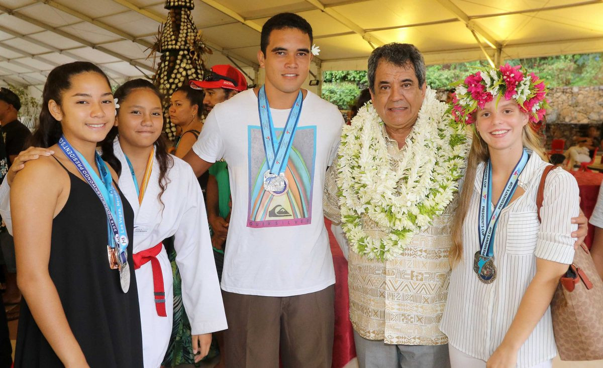 French Polynesia's President Edouard Fritch welcomed a group of taekwondo athletes from the territory ©French Polynesia Government
