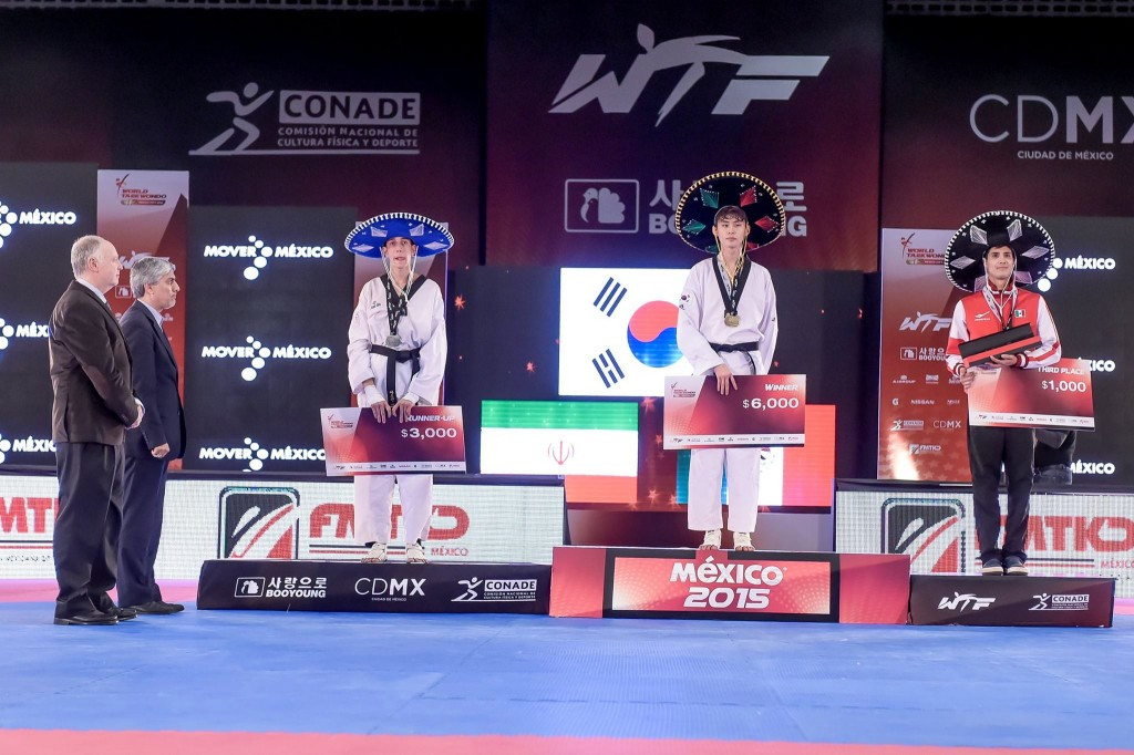 Lee Dae-Hoon (centre) won the final contest of the day in the under 68kg division ©WTF