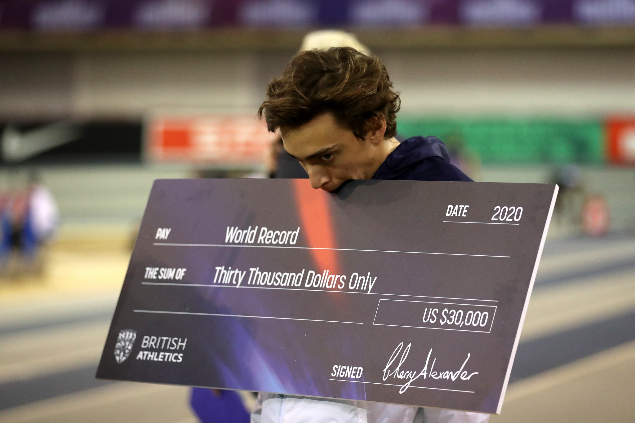 Armand Duplantis with his world record cheque after clearing 6.18m in Glasgow ©Getty Images