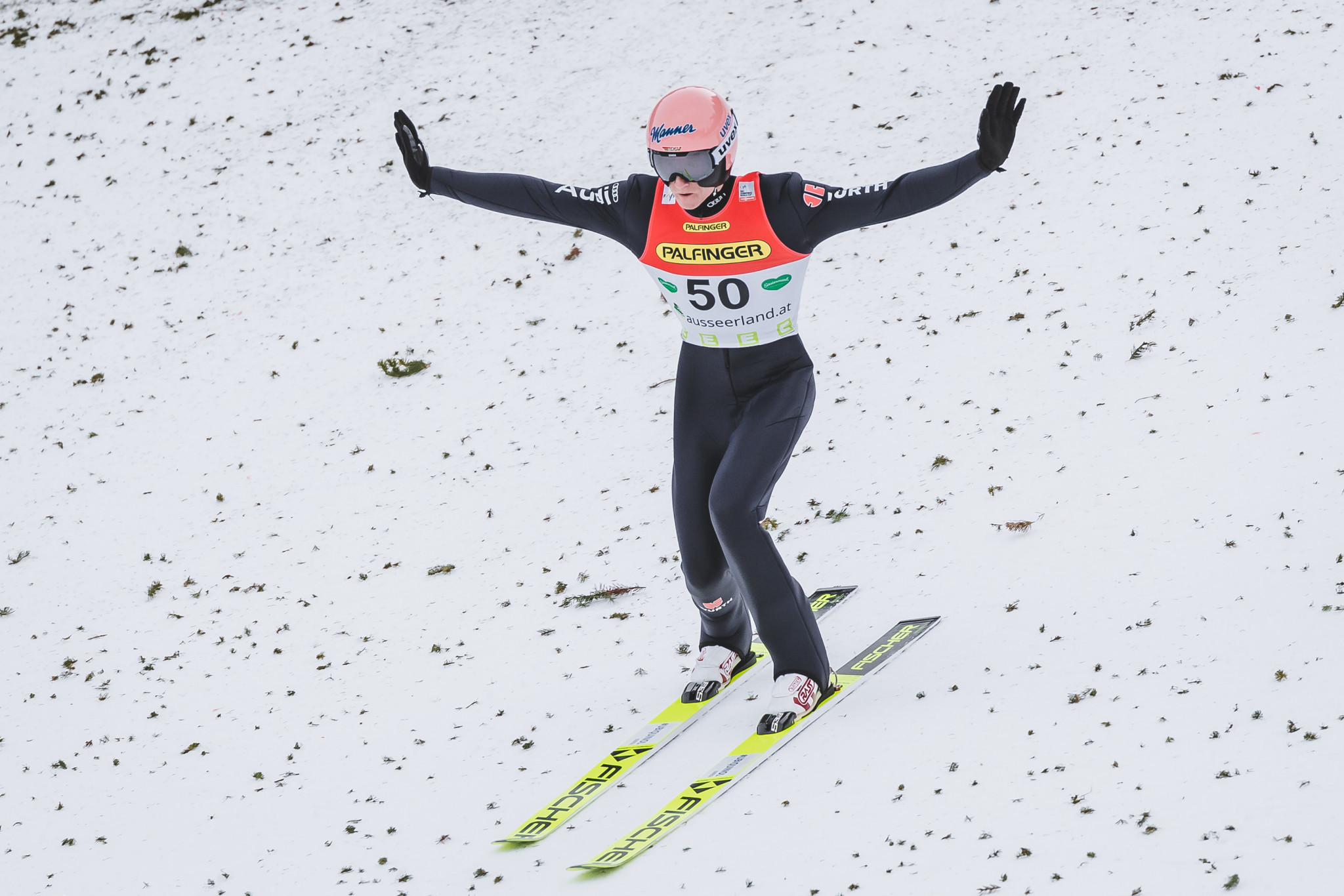 Karl Geiger celebrated victory at the FIS Ski Jumping World Cup in Râșnov ©Getty Images