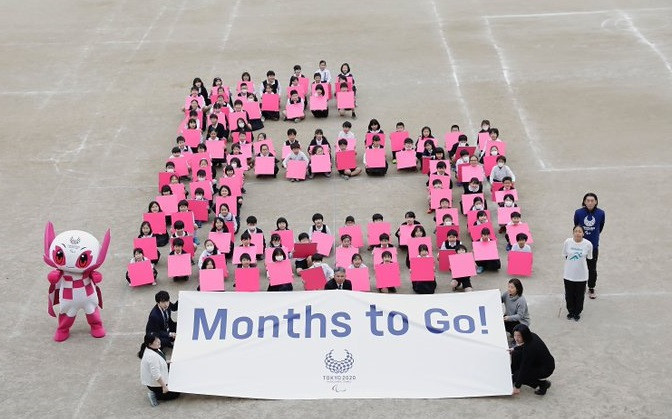 Schoolchildren marked the milestone by creating the number six ©Tokyo 2020
