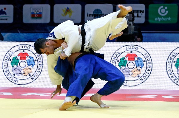 Russia's Adlan Bisultanov stunned the home crowd with a victory over Azerbaijan's Elmar Gasimov ©IJF