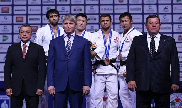 The close relationship between the IJF and the International Sambo Federation was illustrated when FIAS President Vasiliy Shestakov (right) was invited to present one of the medals during the World Judo Championships in Chelyabinsk © IJF