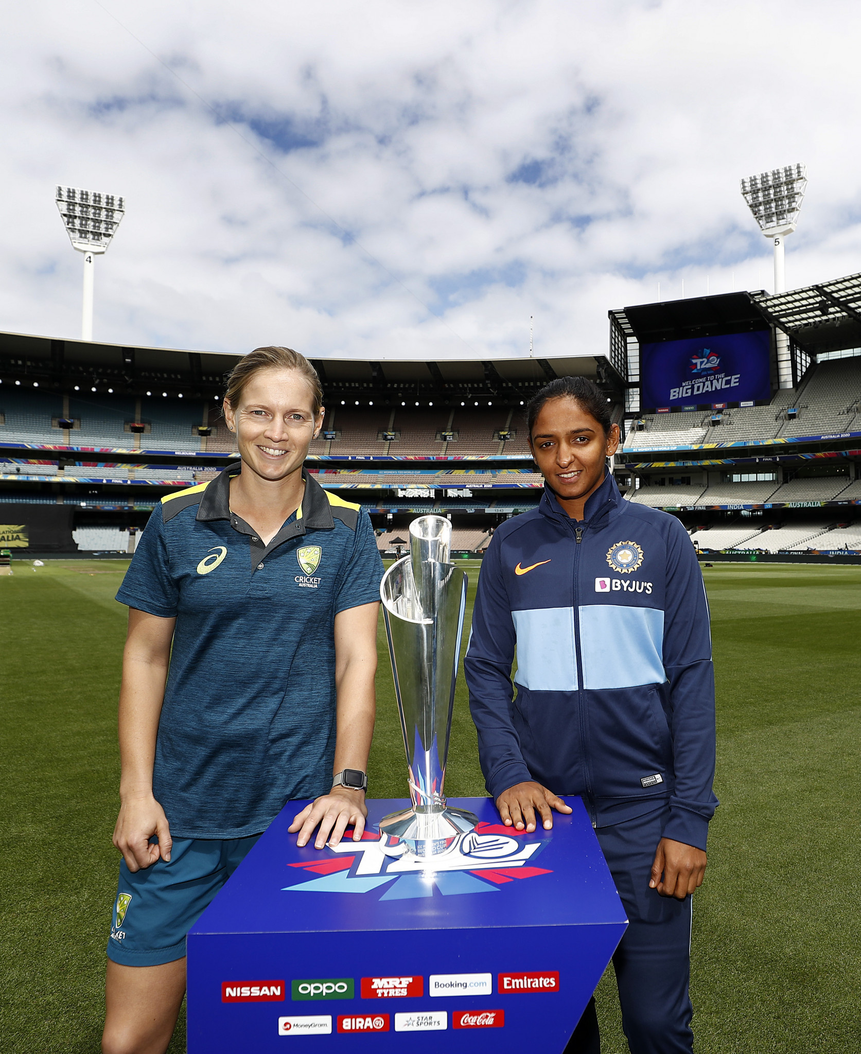 The two captains pose with the trophy ahead of tomorrow's final ©Getty Images