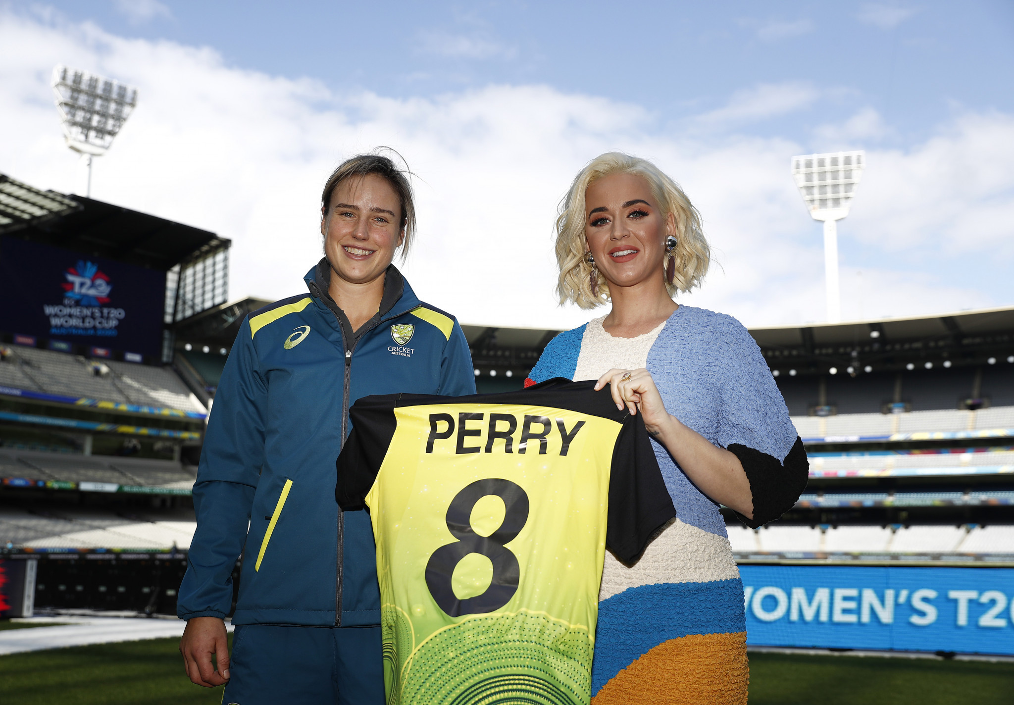 Katy Perry, right, poses with injured Australia star Ellyse Perry ©Getty Images