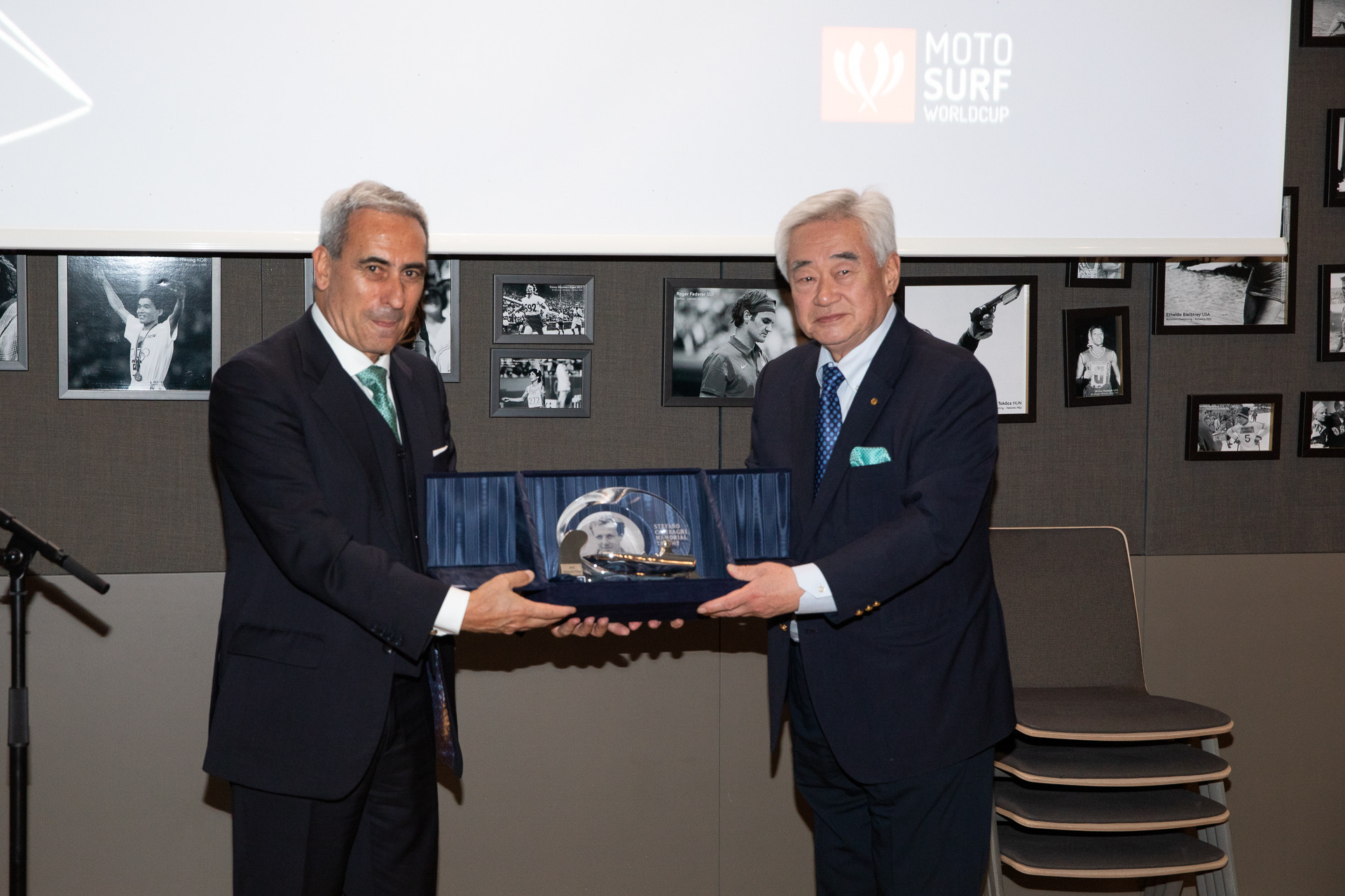 Chungwon Choue received the award from Raffaele Chiulli, left ©World Taekwondo