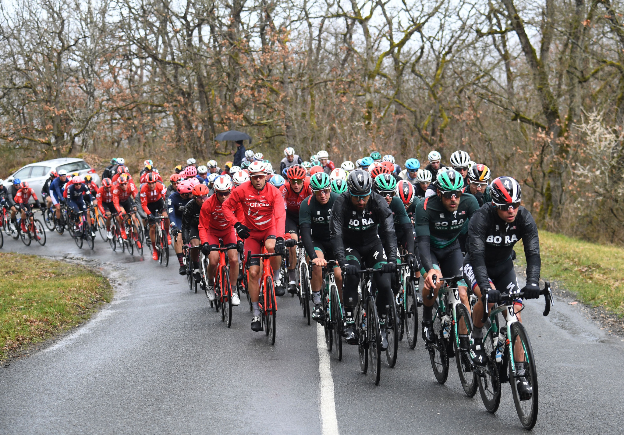 Cyclists battled through heavy rain and crosswinds on the Paris-Nice second stage ©Getty Images