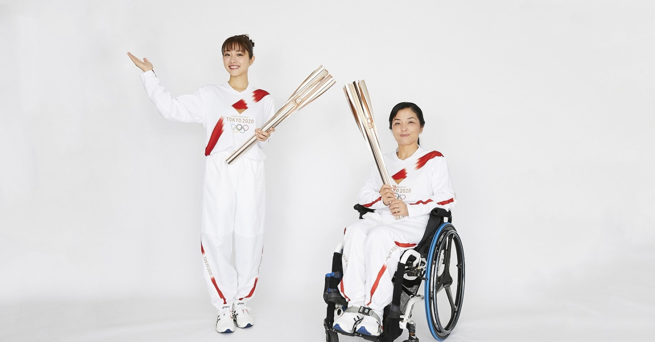 Hope Lights Our Way is one of the suggested poses for Torch bearers during the Relay ©Tokyo 2020