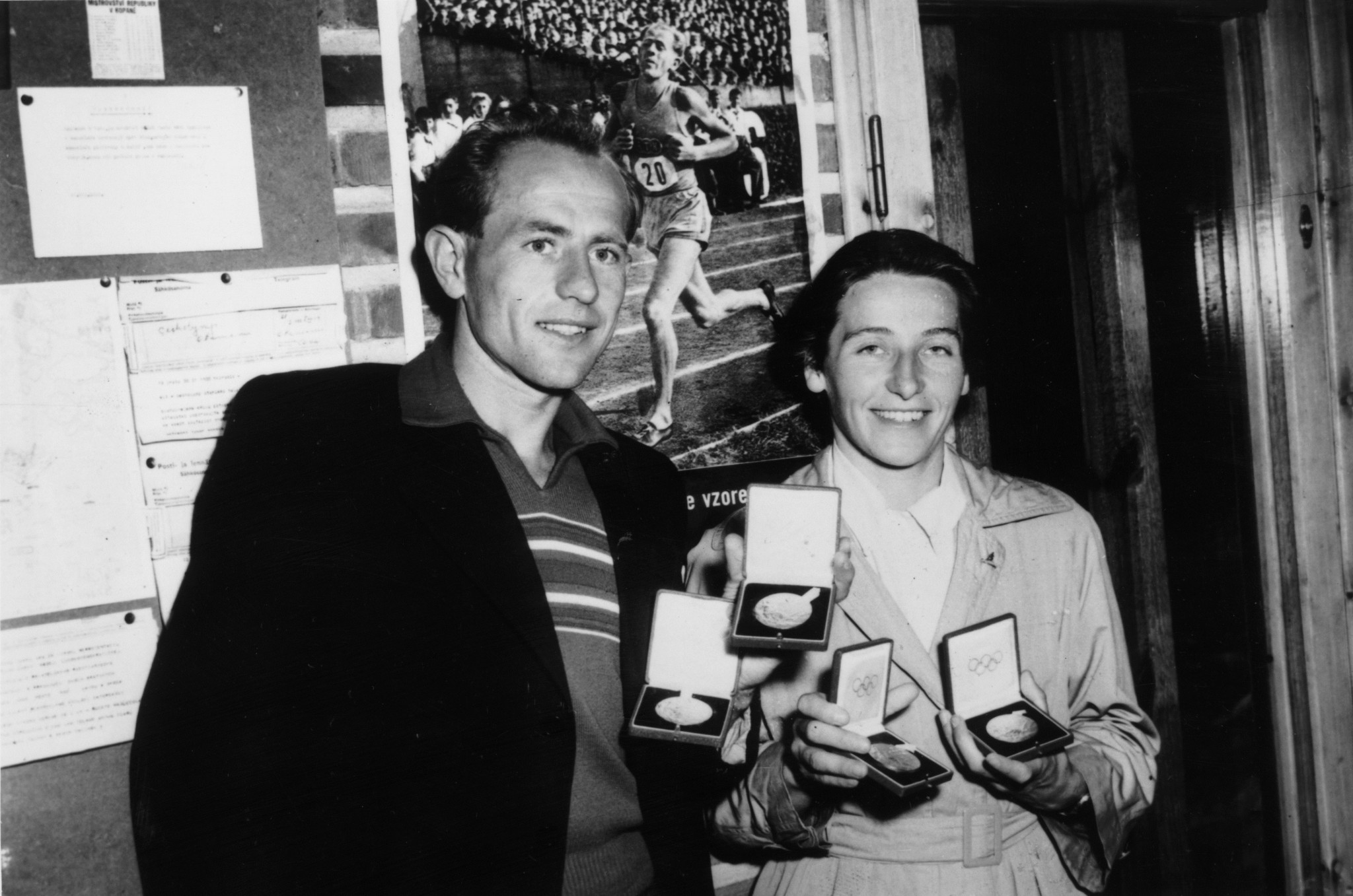 Dana Zátopková and her husband Emil Zátopek show off their four gold medals from Helsinki 1952 ©Getty Images