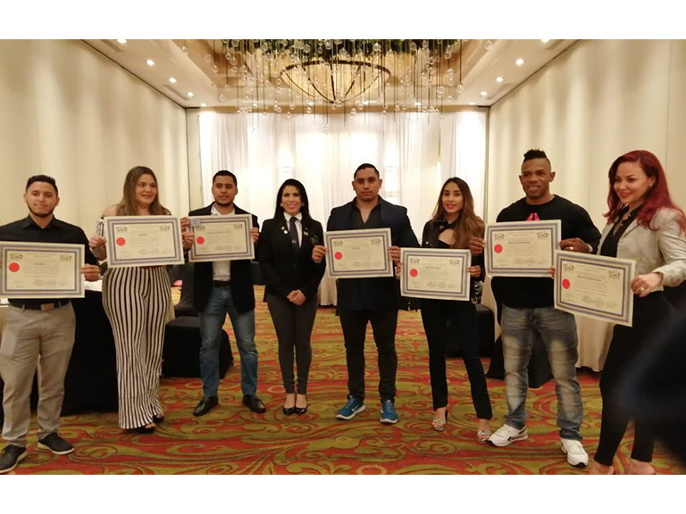 Newly qualified personal trainers in Honduras received certificates after completing an IFBB course ©IFBB