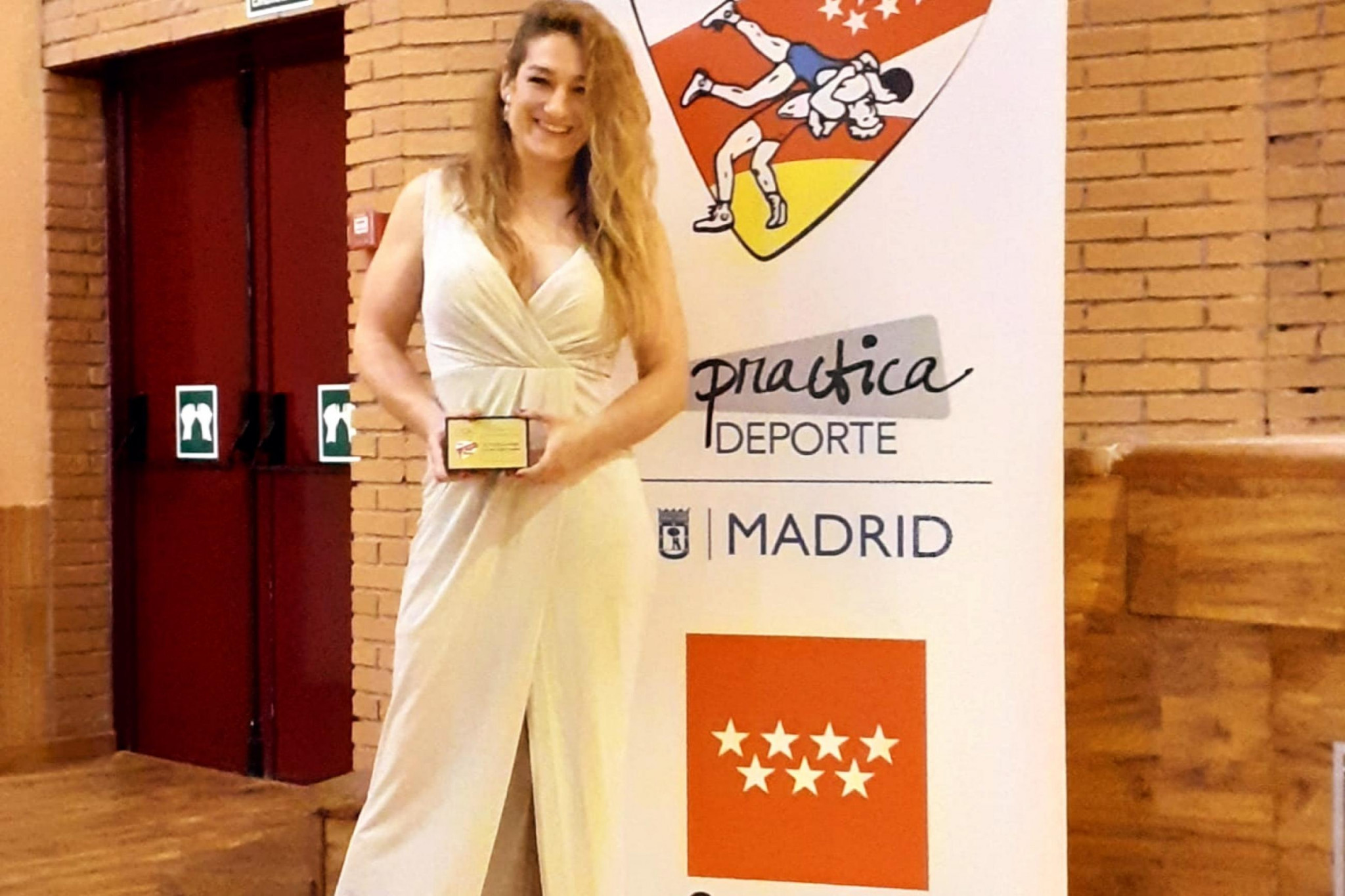 Teresa Mayo receiving her award for her work in Spanish wrestling ©UWW