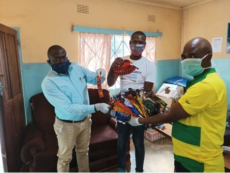 National Olympic Committee of Zambia and Zambian Judo Federation President Alfred Foloko is helping to distribute masks in refugee camps ©NOCZ