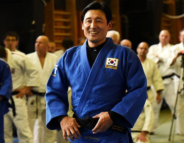 South Korean judo great Jeon Ki Yong holds seminar for 200 coaches in Prague