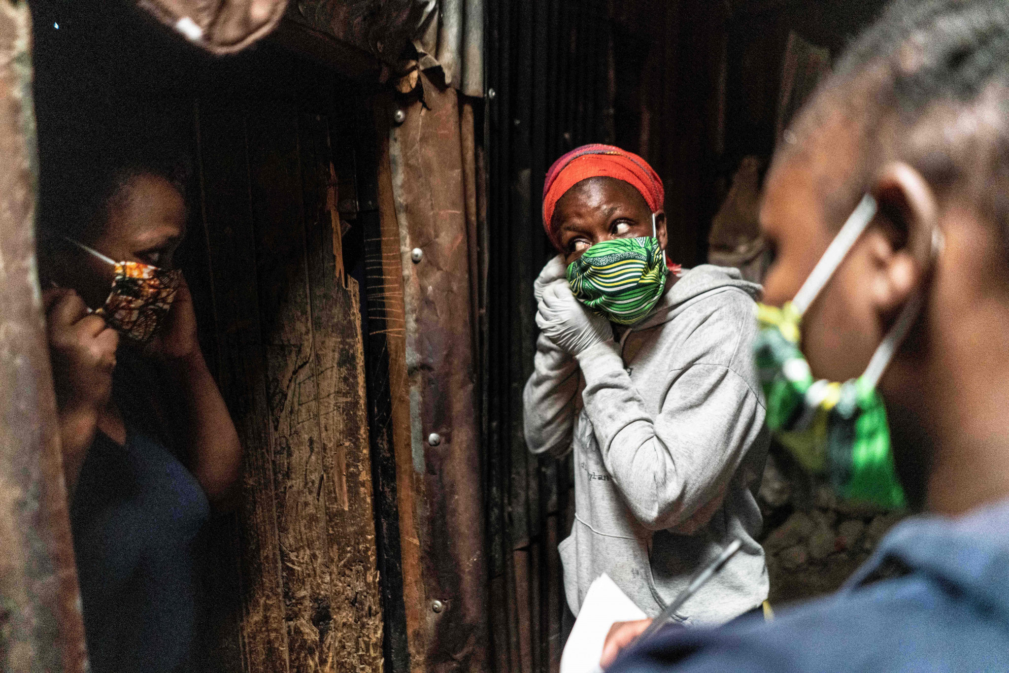 A volunteer in Kenyan capital Nairobi demonstrates how to wear a facemask ©Getty Images