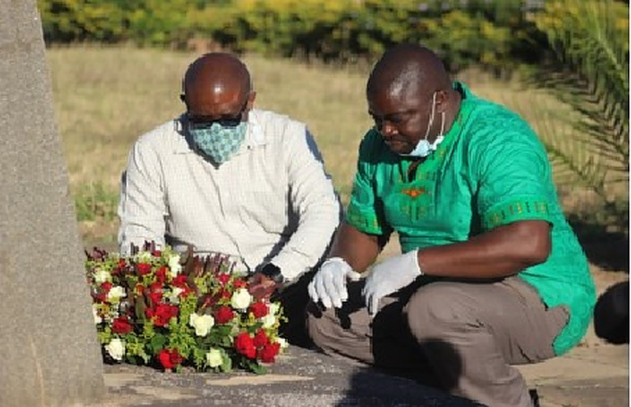 Fredrick Chitangala and Alfred Foloko laid wreaths at Heroes' Acre ©NCOZ
