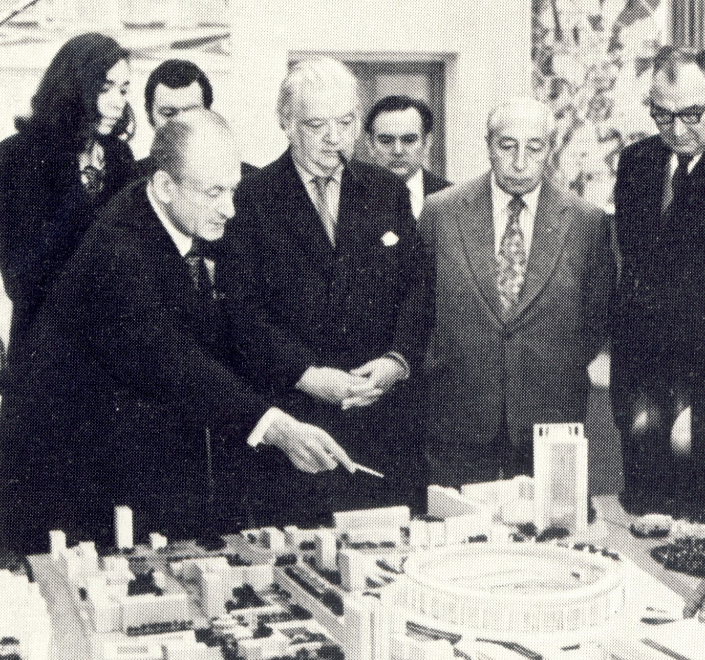 Lord Killanin, centre, inspects a model ahead of Moscow 1980 ©Olympic Panorama