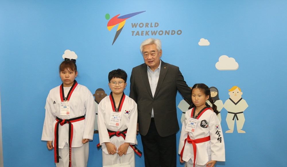World Taekwondo President Chungwon Choue with the winners of a children's taekwondo quiz held nationally across Korea ©World Taekwondo